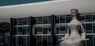 Lei que restringe publicidade de apostas no RS entra em vigor enquanto aguarda decisão do STF Estátua da Justiça, na Praça dos Três Poderes em Brasília, em frente ao STF