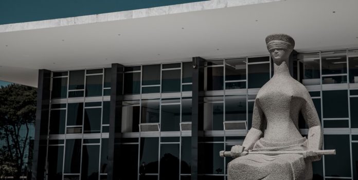 lei-que-restringe-publicidade-de-apostas-no-rs-entra-em-vigor-enquanto-aguarda-decisão-do-stf Estátua da Justiça, na Praça dos Três Poderes em Brasília, em frente ao STF