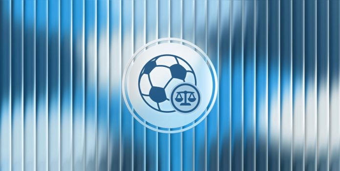 Uma bola de futebol e uma balança para representar a integridade esportiva
