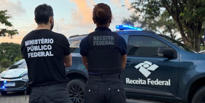 mpf-e-receita-federal-deflagram-operacao-jogo-de-sombras Agentes da Receita Federal e do MPF durante a Operação Jogo de Sombras