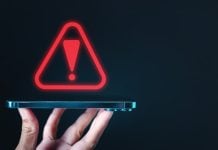 Licença da PixBet é suspensa por falta de documentação e mecanismos de monitoramento Um alerta vermelho sendo projetado em cima de um celular em um fundo escuro