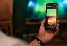 SPA possui 40 processos administrativos sancionadores contra operadores em andamento Um celular exibindo uma simulação de aposta esportiva
