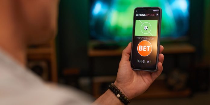 SPA-possui-40-processos-contra-operadores-em-andamento Um celular exibindo uma simulação de aposta esportiva