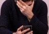 5 milhões de brasileiros estão impedidos de apostar; Ministério da Fazenda divulga documentos de empresas licenciadas Um homem sentado com uma mão tapando o rosto e a outra mexendo no celular