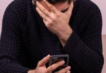 5 milhões de brasileiros estão impedidos de apostar; Ministério da Fazenda divulga documentos de empresas licenciadas Um homem sentado com uma mão tapando o rosto e a outra mexendo no celular