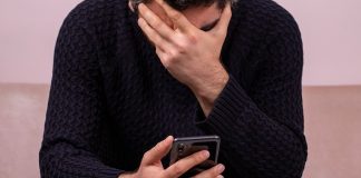 5 milhões de brasileiros estão impedidos de apostar; Ministério da Fazenda divulga documentos de empresas licenciadas Um homem sentado com uma mão tapando o rosto e a outra mexendo no celular