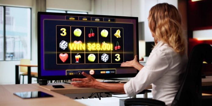 lca-estudo-ibjr-apostas-brasil-2026 Uma mulher jogando caça-níquel online no computador