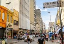 Casas de apostas investem R$ 422 milhões em mídia exterior em SP; Prefeitura prepara restrições Rua 25 de março, em São Paulo