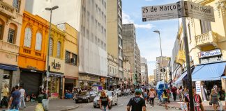 Casas de apostas investem R$ 422 milhões em mídia exterior em SP; Prefeitura prepara restrições Rua 25 de março, em São Paulo