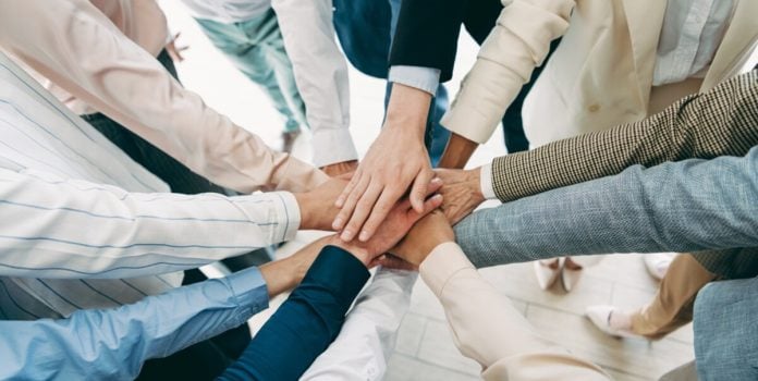 movimento-todos-contra-o-ilegal-anjl-comenta-iniciativa Várias pessoas se dando as mãos em símbolo de união