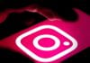 Estudo da PUC-Rio aponta que 84% das operadoras mais recomendadas pelo Instagram são ilegais Usuário acessando o Instagram em um smartphone.