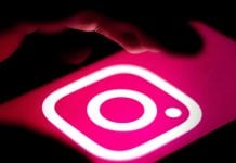 Usuário acessando o Instagram em um smartphone.