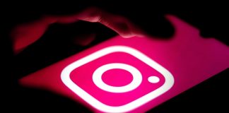 Estudo da PUC-Rio aponta que 84% das operadoras mais recomendadas pelo Instagram são ilegais Usuário acessando o Instagram em um smartphone.