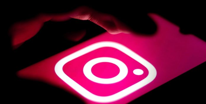 Usuário acessando o Instagram em um smartphone.
