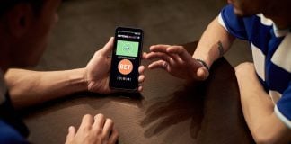 ABC-BET pede fortalecimento da regulação em meio a debate sobre novas restrições às apostas Dois jovens fazendo apostas esportivas em um celular.