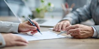 ANJL e IBJR preparam ação contra big techs por anúncios de apostas ilegais Duas pessoas assinando um documento.