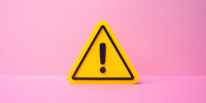 Sinal de alerta em amarelo.