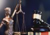 Estátua da justiça e martelo de tribunal.