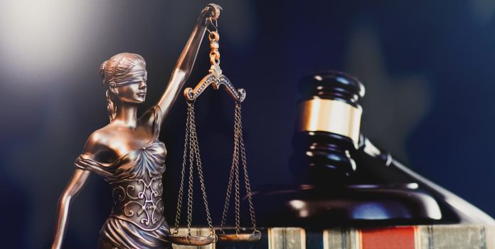 ANJL-ingressa-como-amicus-curiae-STF-Lei-das-Apostas Estátua da justiça e martelo de tribunal.