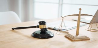 AGU prepara ação para responsabilizar operadores por dívidas de apostadores Um martelo e uma balança da justiça.
