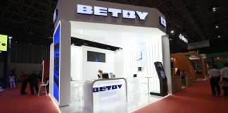 BETBY combina caça-níqueis e apostas esportivas com SlotBets Estande da BETBY em evento da SBC.