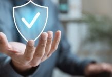 BETesporte adota tecnologia da Betshield para reforçar monitoramento de jogo responsável Um homem estende a mão em direção a uma tela que exibe um escudo azul. O escudo apresenta um símbolo de verificação.