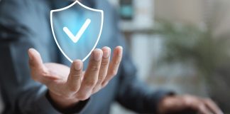 BETesporte adota tecnologia da Betshield para reforçar monitoramento de jogo responsável Um homem estende a mão em direção a uma tela que exibe um escudo azul. O escudo apresenta um símbolo de verificação.