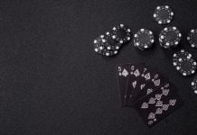 Cartas e fichas de jogos de cassino sobre a mesa em preto e branco