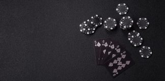 Cartas e fichas de jogos de cassino sobre a mesa em preto e branco