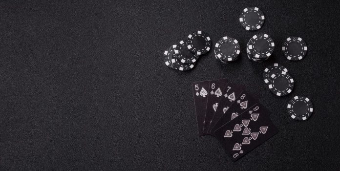 betesporte-parceria-mnjc Cartas e fichas de jogos de cassino sobre a mesa em preto e branco