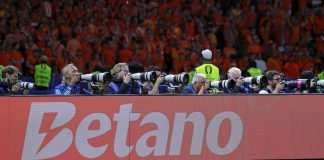 Advogados enxergam possível violação à Lei das Apostas e violação direta do CDC em suposta oferta de bônus da Betano por avaliações positivas; operadora nega Placa publicitária da Betano em estádio de futebol.
