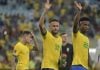 Neymar e Vinícius Júnior acenam para a torcida brasileira.
