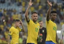 CINDEC notifica Neymar, Vinícius Júnior e outros famosos sobre publicidade de apostas Neymar e Vinícius Júnior acenam para a torcida brasileira.