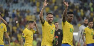 CINDEC notifica Neymar, Vinícius Júnior e outros famosos sobre publicidade de apostas Neymar e Vinícius Júnior acenam para a torcida brasileira.