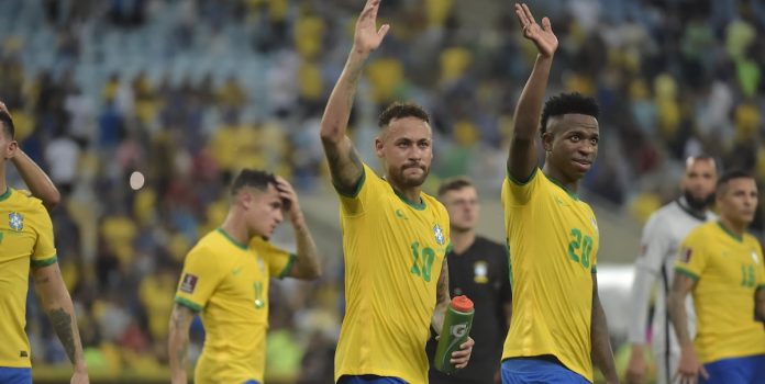 Neymar e Vinícius Júnior acenam para a torcida brasileira.