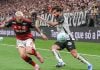 Clubes alertam: “Inviabilizar o mercado regulado será uma porta escancarada para as apostas clandestinas e golpe fatal para o futebol brasileiro” Jogadores do Corinthians e do Flamengo disputam uma bola.