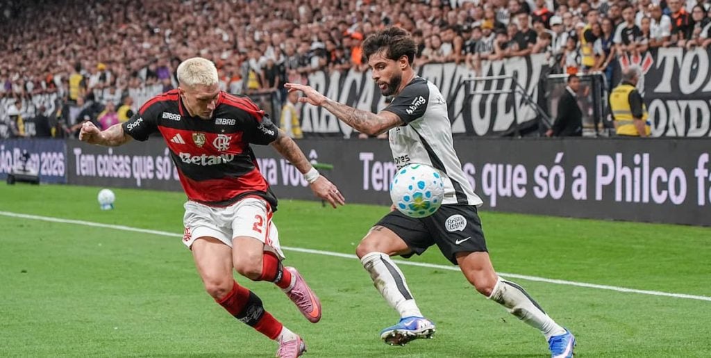 Jogadores do Corinthians e do Flamengo disputam uma bola.