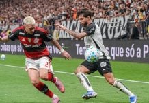 Clubes alertam: “Inviabilizar o mercado regulado será uma porta escancarada para as apostas clandestinas e golpe fatal para o futebol brasileiro” Jogadores do Corinthians e do Flamengo disputam uma bola.