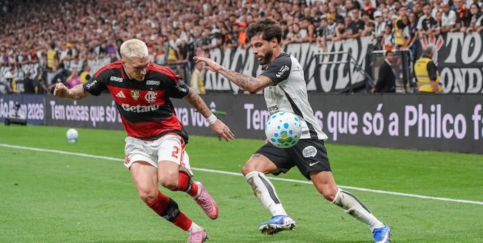 Jogadores do Corinthians e do Flamengo disputam uma bola.