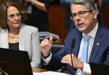 Senadores Damares Alves e Alessandro Vieira aprovam projeto no Senado contra apostas.