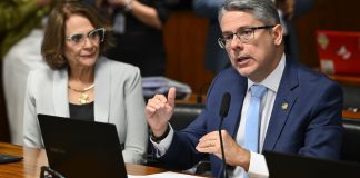 Comissão do Senado aprova projeto de lei que restringe publicidade e patrocínio de apostas Senadores Damares Alves e Alessandro Vieira aprovam projeto no Senado contra apostas.