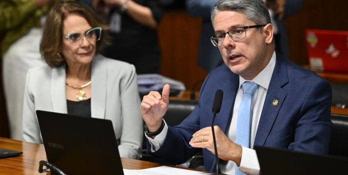 Senadores Damares Alves e Alessandro Vieira aprovam projeto no Senado contra apostas.