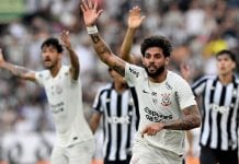 Jogadores do Corinthians celebrando gol.