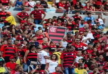 Flamengo critica PEC da Segurança Pública por redução de repasses das apostas ao esporte Torcida do Flamengo reunida num estádio de futebol.