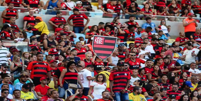 Flamengo-Critica-PEC-da-Seguranca-Publica Torcida do Flamengo reunida num estádio de futebol.