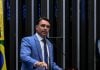 Flávio Bolsonaro defende apostas esportivas, pretende proibir cassinos online e culpa Lula por expansão do setor Foto de Flávio Bolsonaro fazendo um discurso no Senado Federal.