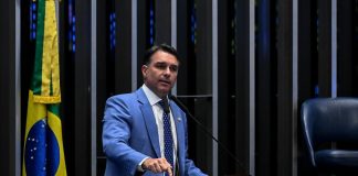 Flávio Bolsonaro defende apostas esportivas, pretende proibir cassinos online e culpa Lula por expansão do setor Foto de Flávio Bolsonaro fazendo um discurso no Senado Federal.