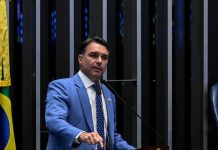Flávio Bolsonaro discursa no Senado Federal.