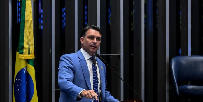 Flavio-Bolsonaro-Ultrapassa-Lula-em-Minas-Gerais-Enquanto-Petista-Planeja-Restringir-Apostas-Online Flávio Bolsonaro discursa no Senado Federal.