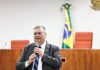 Foto tirada de Flávio Dino, ministro do STF, durante discurso.